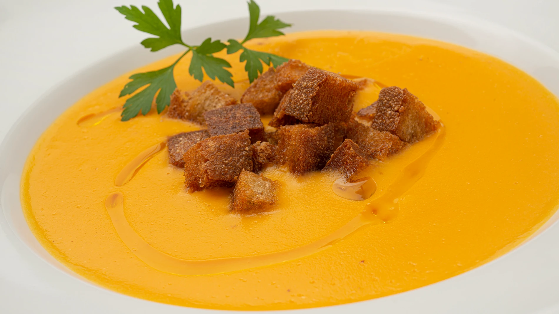 ¡Receta de 2 €, de Arguiñano!: sopa de zanahoria y boniato con picatostes