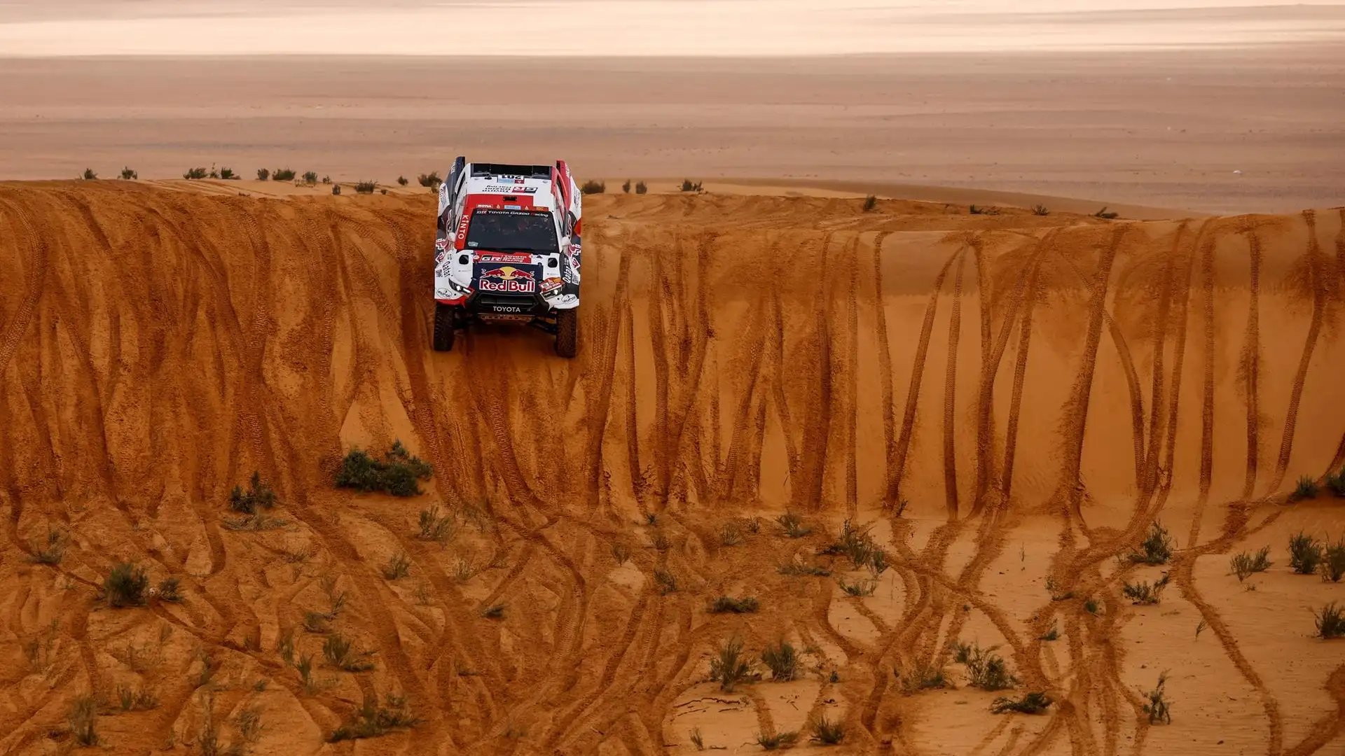 Polémica por la no descalificación de Al-Attiyah en el Dakar tras no conectar la caja negra de su Toyota Polémica por la no descalificación de Al-Attiyah en el Dakar tras no conectar la caja negra de su Toyota