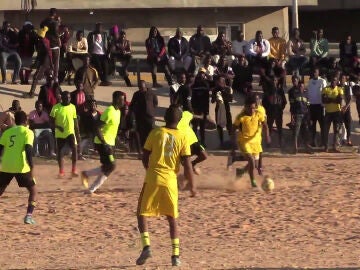 El partido de fútbol que une a refugiados africanos en Libia ante cientos de espectadores