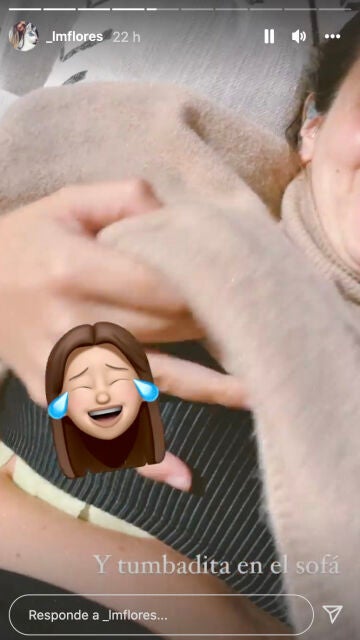 Laura Matamoros muestra las hojas de col que se ha puesto en el pecho