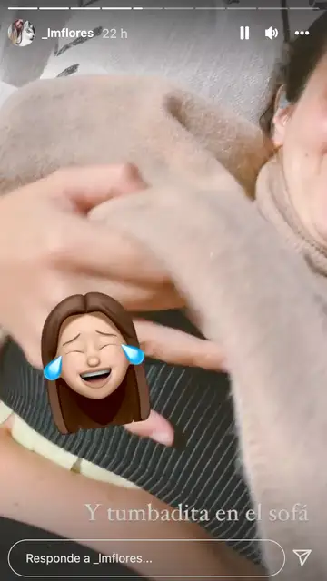 Laura Matamoros muestra las hojas de col que se ha puesto en el pecho Laura Matamoros muestra las hojas de col que se ha puesto en el pecho