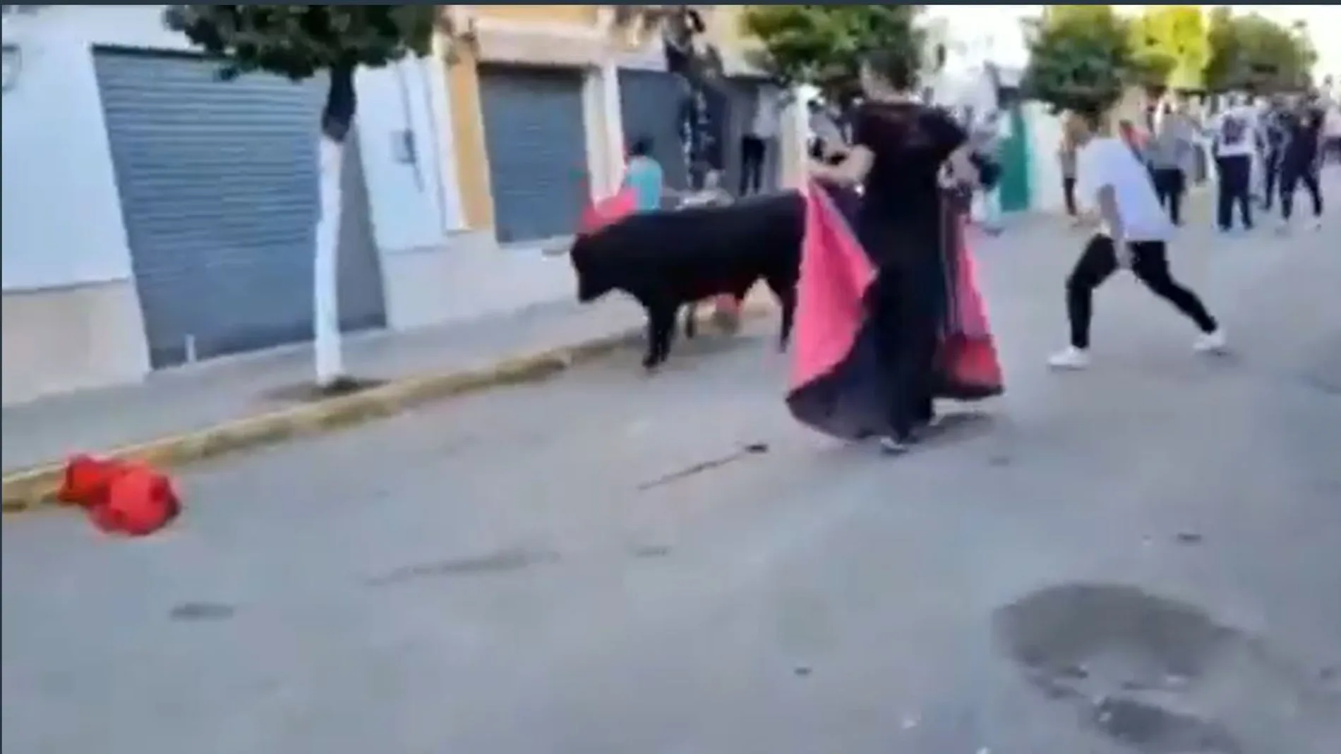 Muere un hombre de 56 años tras ser embestido por un toro en un encierro en  Puerto Serrano, Cádiz