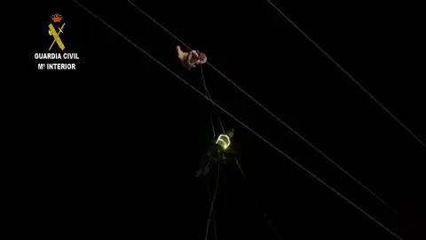 Rescatado un hombre en Granada tras quedar enganchado en cables de alta tensión con su parapente Rescatado un hombre en Granada tras quedar enganchado en cables de alta tensión con su parapente
