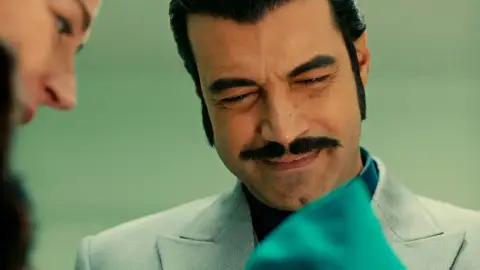 El momento más emotivo: Demir conoce a su hija ante los ojos de Yilmaz El momento más emotivo: Demir conoce a su hija ante los ojos de Yilmaz