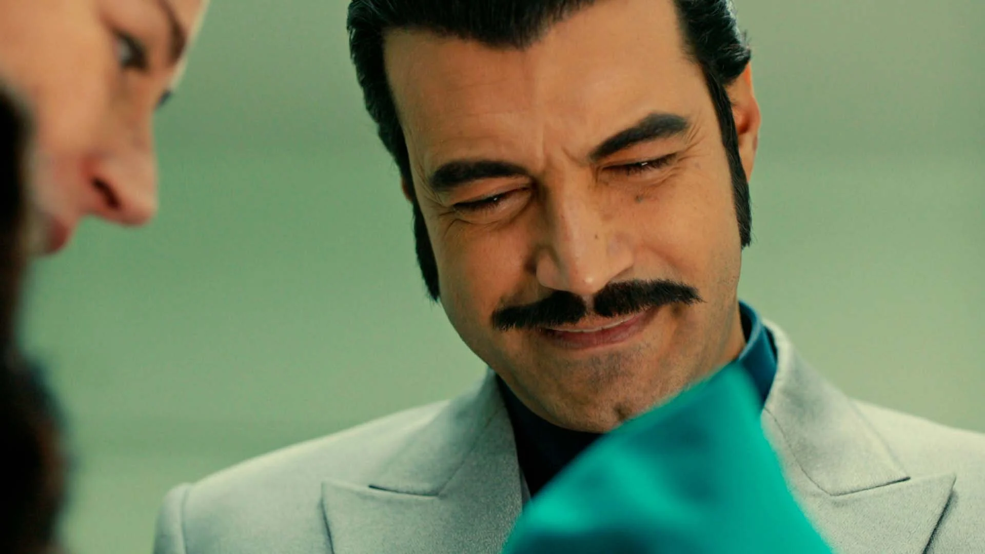 El momento más emotivo: Demir conoce a su hija ante los ojos de Yilmaz El momento más emotivo: Demir conoce a su hija ante los ojos de Yilmaz