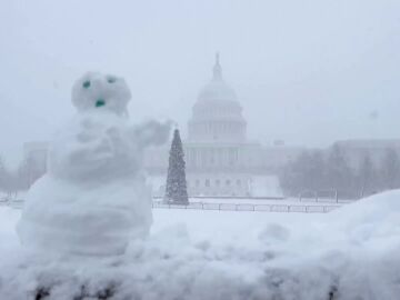 Un muñeco de nieve frente a la Casa Blanca por el temporal de nieve en Estados Unidos