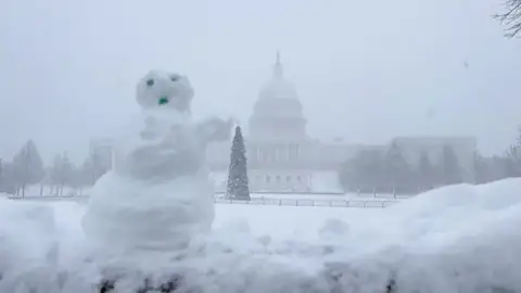 Un muñeco de nieve frente a la Casa Blanca por el temporal de nieve en Estados Unidos Un muñeco de nieve frente a la Casa Blanca por el temporal de nieve en Estados Unidos