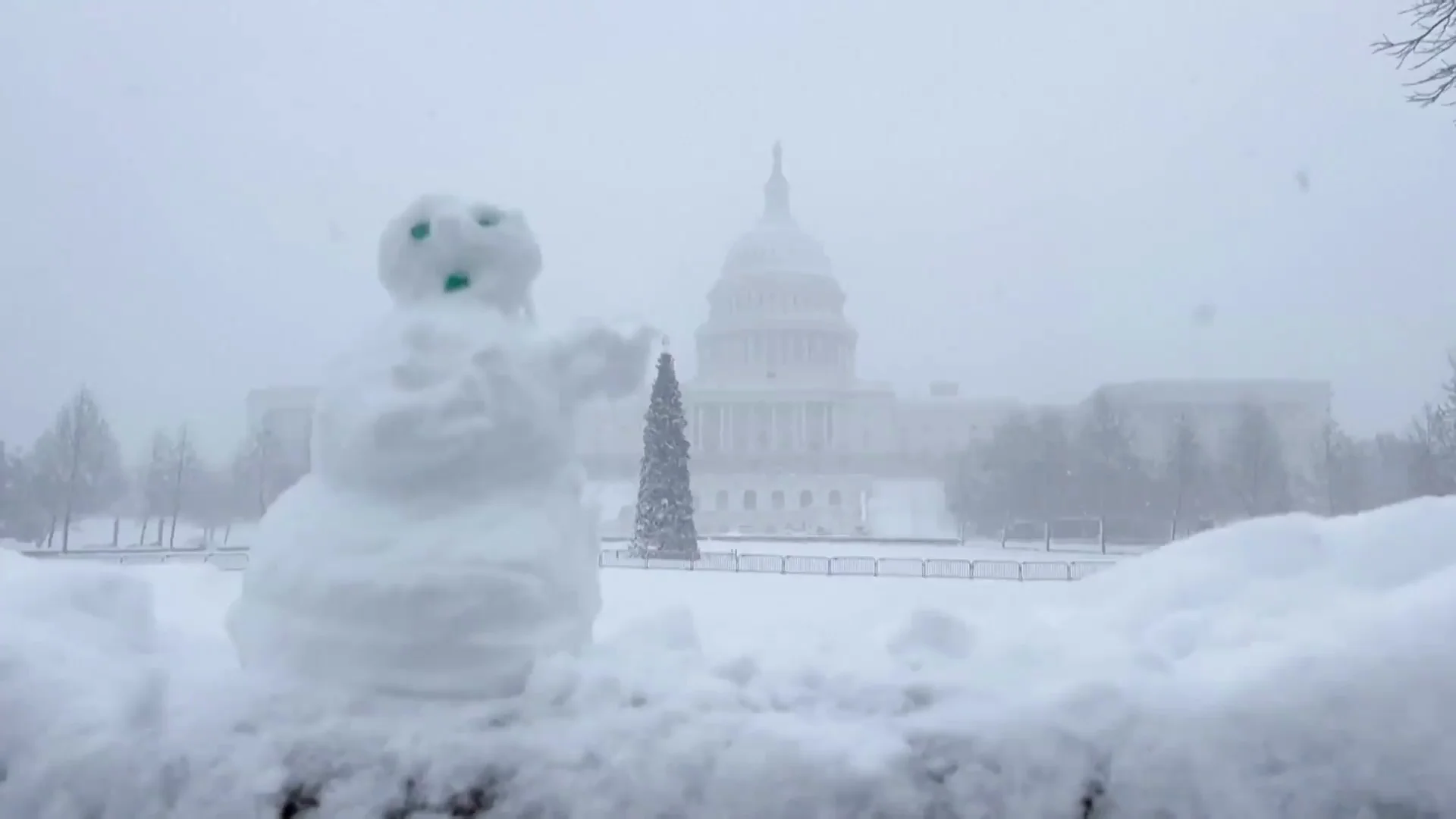 Un mu&ntilde;eco de nieve frente a la Casa Blanca por el temporal de nieve en Estados Unidos