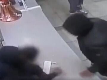 Brutal paliza a un joven en un restaurante en Nueva York.