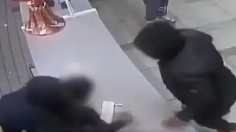 Brutal paliza a un joven en un restaurante en Nueva York. Brutal paliza a un joven en un restaurante en Nueva York.