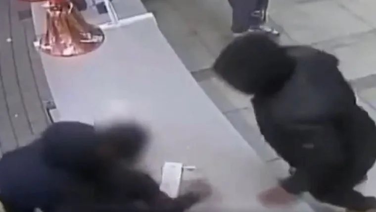 Brutal paliza a un joven en un restaurante en Nueva York.