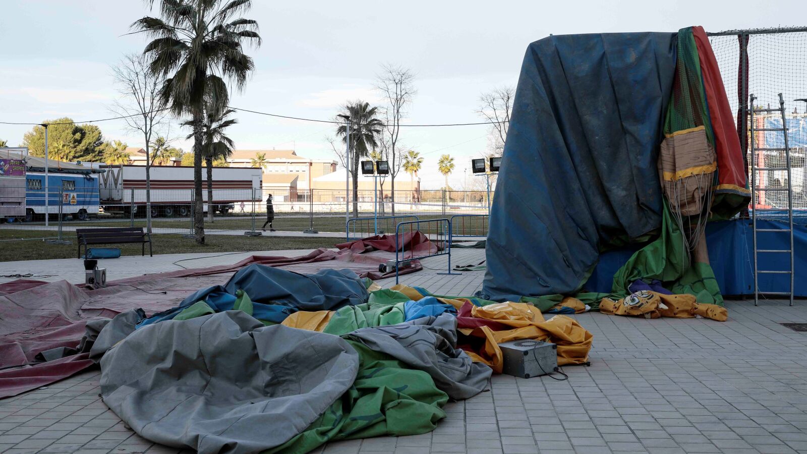 Muere una de las niñas heridas tras salir volando un castillo hinchable en Mislata, Valencia