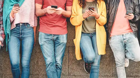 Adolescentes chateando con el móvil. Adolescentes chateando con el móvil.