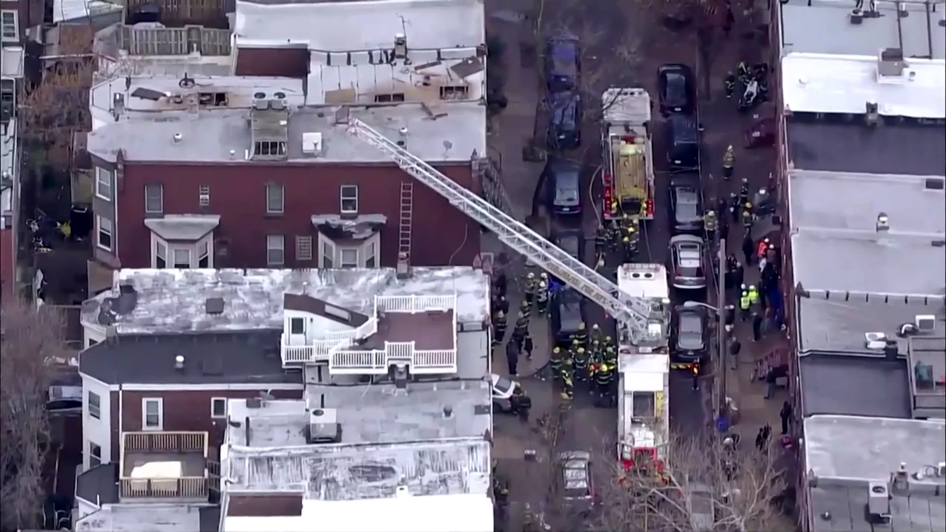 Mueren 7 niños en un incendio en un edificio que deja 13 fallecidos en Filadelfia
