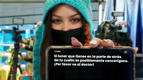 Emocionante encuentro entre un asistente de la NHL y la estudiante de medicina que le detectó un cáncer en pleno partido Emocionante encuentro entre un asistente de la NHL y la estudiante de medicina que le detectó un cáncer en pleno partido