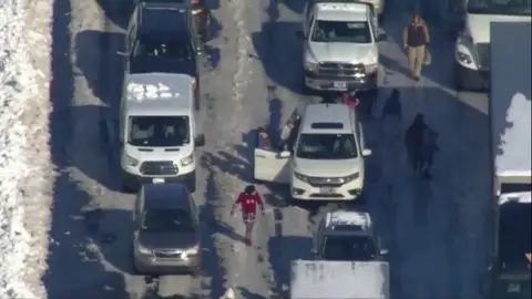 Cientos de coches atrapadas en una carretera de Estados Unidos por el temporal de nieve Cientos de coches atrapadas en una carretera de Estados Unidos por el temporal de nieve