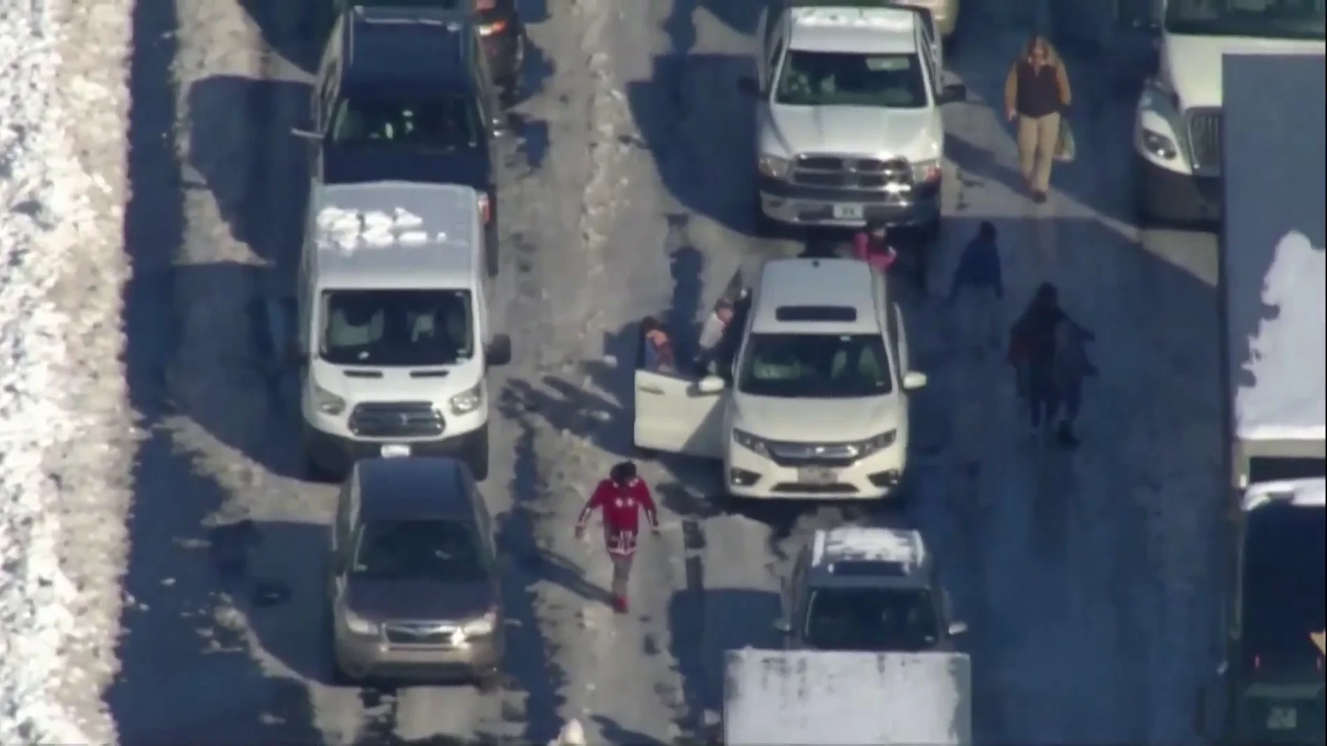 Cientos de coches atrapadas en una carretera de Estados Unidos por el temporal de nieve
