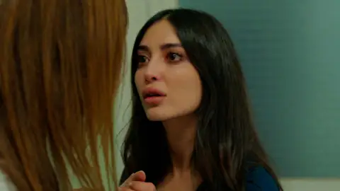 Müjgan ataca a Züleyha en mitad de un ataque de nervios Müjgan ataca a Züleyha en mitad de un ataque de nervios