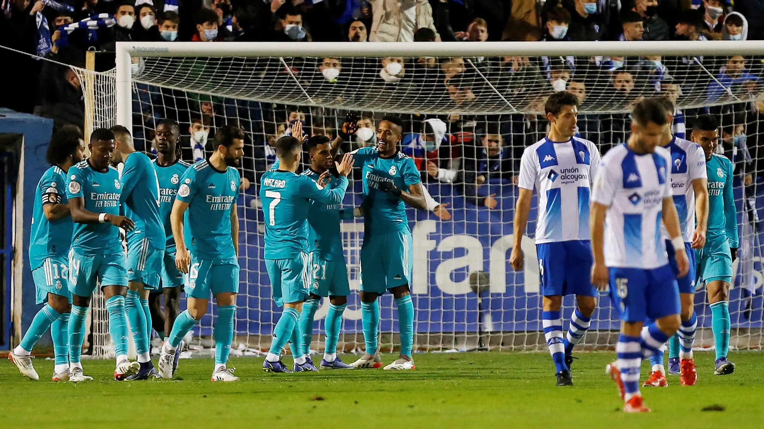 Militao y una pizca de fortuna salvan al Madrid de otra pesadilla en Alcoy Militao y una pizca de fortuna salvan al Madrid de otra pesadilla en Alcoy