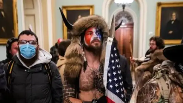 El hombre integrado en Q&acute;Anon que particip&oacute; en el asalto de Capitolio yendo vestido de bisonte fue condenado 3 a&ntilde;os y medio de prisi&oacute;n.