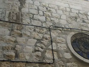 El Ministerio de Exteriores aboga por retirar un escudo franquista en el antiguo consulado en Israel El Ministerio de Exteriores aboga por retirar un escudo franquista en el antiguo consulado en Israel