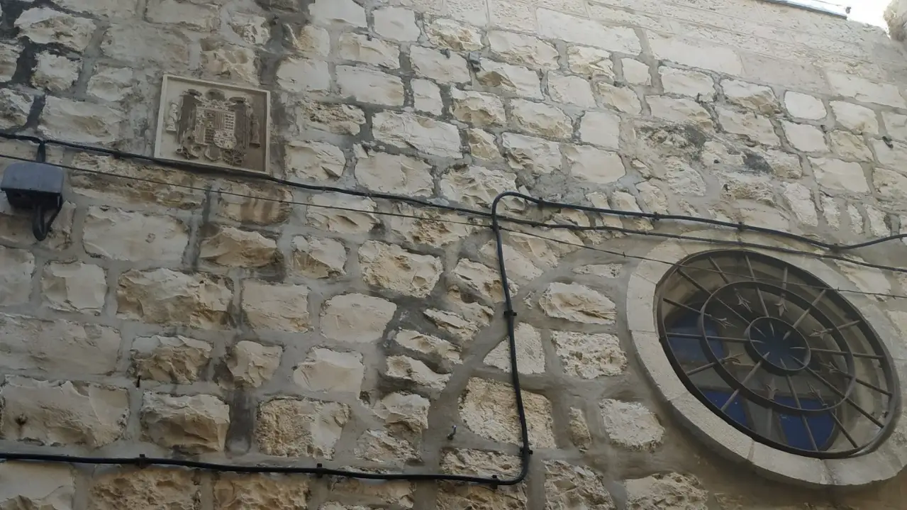 El Ministerio de Exteriores aboga por retirar un escudo franquista en el antiguo consulado en Israel El Ministerio de Exteriores aboga por retirar un escudo franquista en el antiguo consulado en Israel