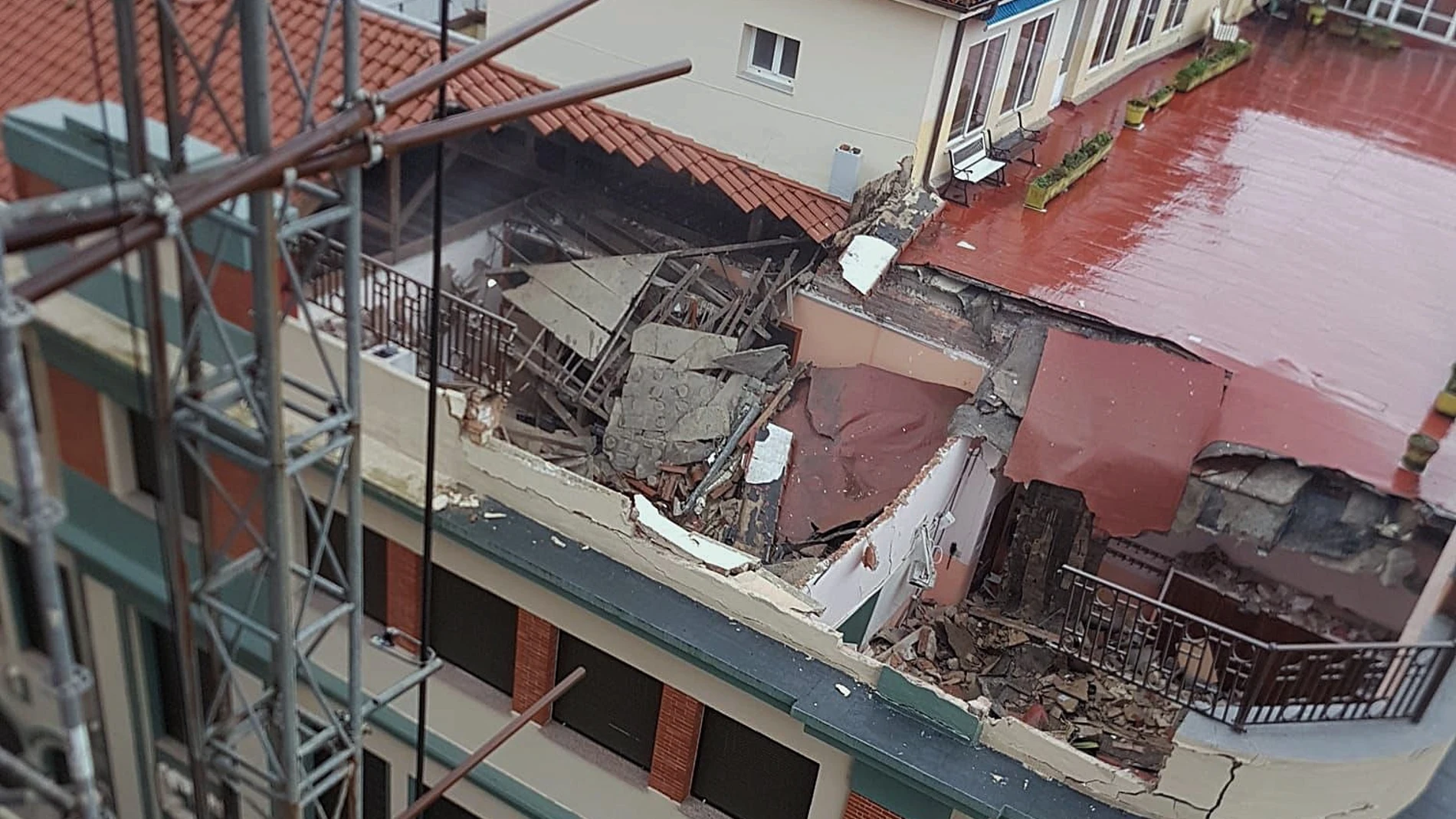 Vista general tras derrumbarse parte del techo del colegio San Vicente Paúl de Gijón