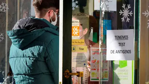Un joven entra en una farmacia en una imagen de archivo. Un joven entra en una farmacia en una imagen de archivo.