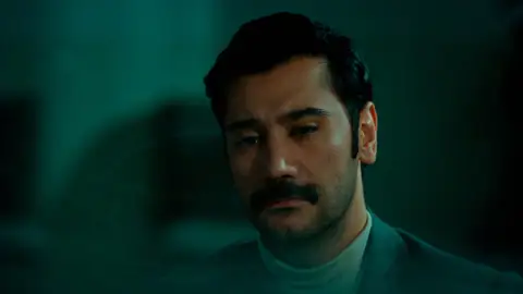 Yilmaz se apoya en Sabhattin ante tanto sufrimiento: “Me duele el alma” Yilmaz se apoya en Sabhattin ante tanto sufrimiento: “Me duele el alma”