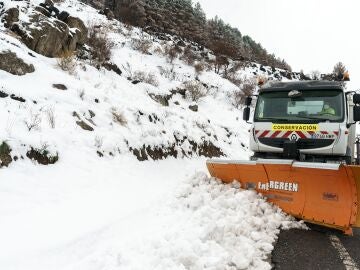 Un total de 30 carreteras están afectadas por la nieve