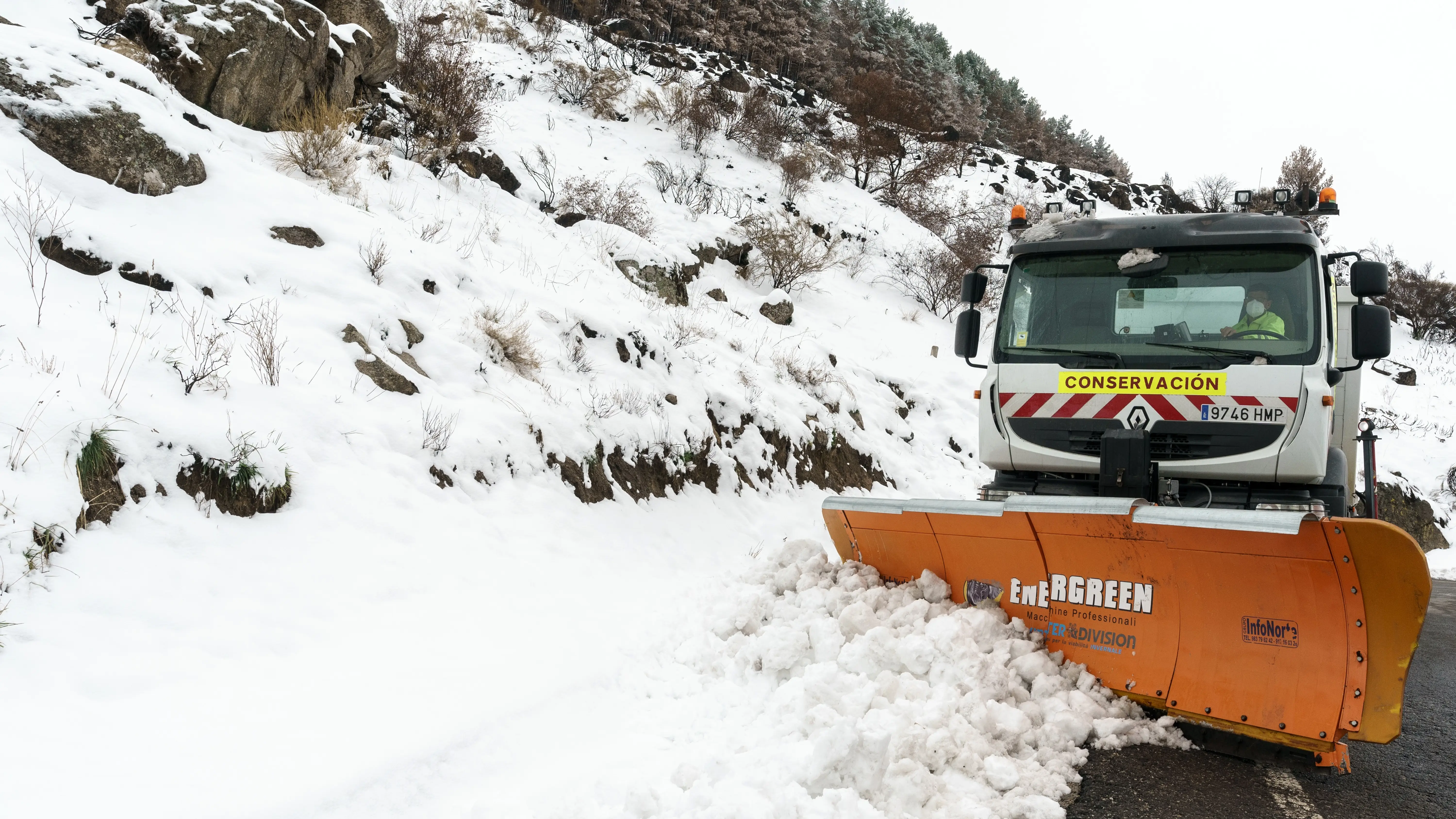 Un total de 30 carreteras est&aacute;n afectadas por la nieve