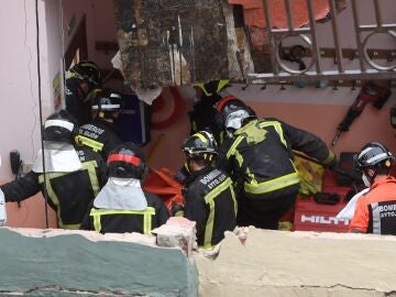 Sigue el desescombro en el colegio de Gijón donde murieron dos operarios tras el derrumbe