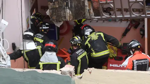 Sigue el desescombro en el colegio de Gijón donde murieron dos operarios tras el derrumbe Sigue el desescombro en el colegio de Gijón donde murieron dos operarios tras el derrumbe