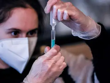 Enfermera prepara la vacuna contra la covid-19