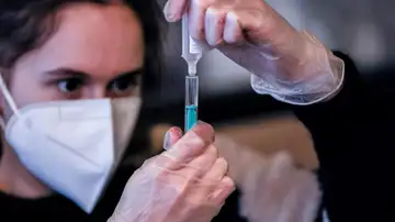 Enfermera prepara la vacuna contra la covid-19