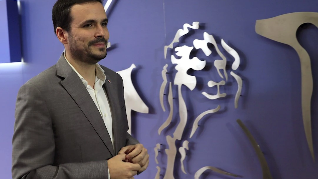 El líder de IU, Alberto Garzón antes de la rueda de prensa celebrada en el Congreso de los diputados este miércoles tras su encuentro con el rey Felipe VI en el marco de la ronda de consultas con los partidos con representación parlamentaria para designar candidato a la investidura El líder de IU, Alberto Garzón antes de la rueda de prensa celebrada en el Congreso de los diputados este miércoles tras su encuentro con el rey Felipe VI en el marco de la ronda de consultas con los partidos con representación parlamentaria para designar candidato a la investidura