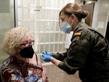 Cinco equipos militares de inmunización han comenzado a vacunar contra el coronavirus en la Comunitat Valenciana, han informado fuentes de la Conselleria de Sanidad Universal.Su misión es agilizar el proceso de administración de dosis adicionales en ocho departamentos de salud. En la imagen, una militar inocula la vacuna contra el COVID