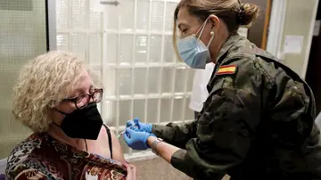 Cinco equipos militares de inmunización han comenzado a vacunar contra el coronavirus en la Comunitat Valenciana, han informado fuentes de la Conselleria de Sanidad Universal.Su misión es agilizar el proceso de administración de dosis adicionales en ocho departamentos de salud. En la imagen, una militar inocula la vacuna contra el COVID