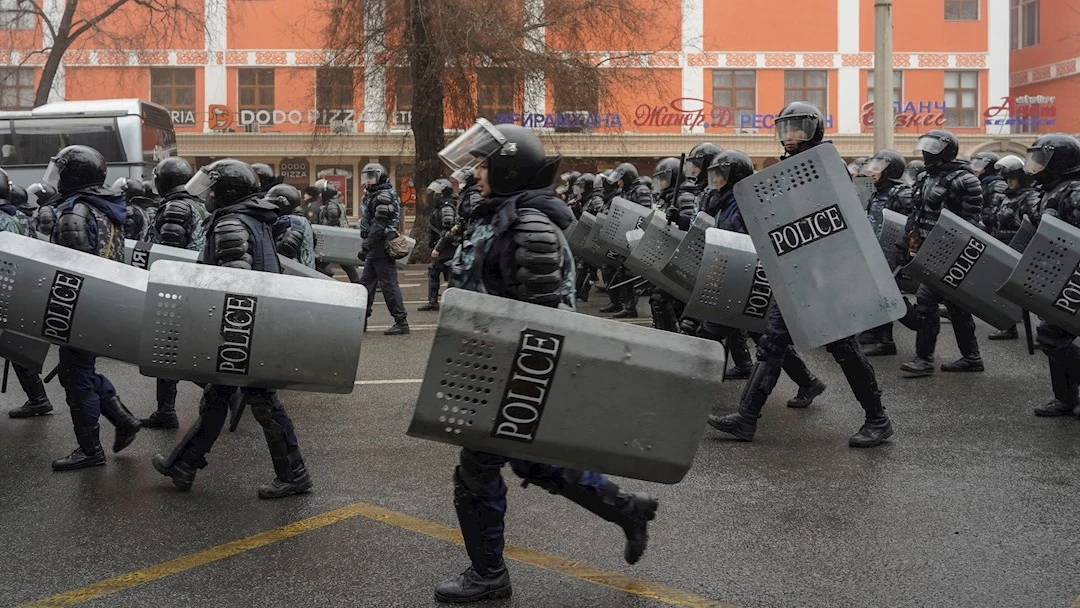 Polic&iacute;as antidisturbios vigilan una calle durante las manifestaciones por la subida de los precios de la energ&iacute;a en Almaty, Kazajst&aacute;n.