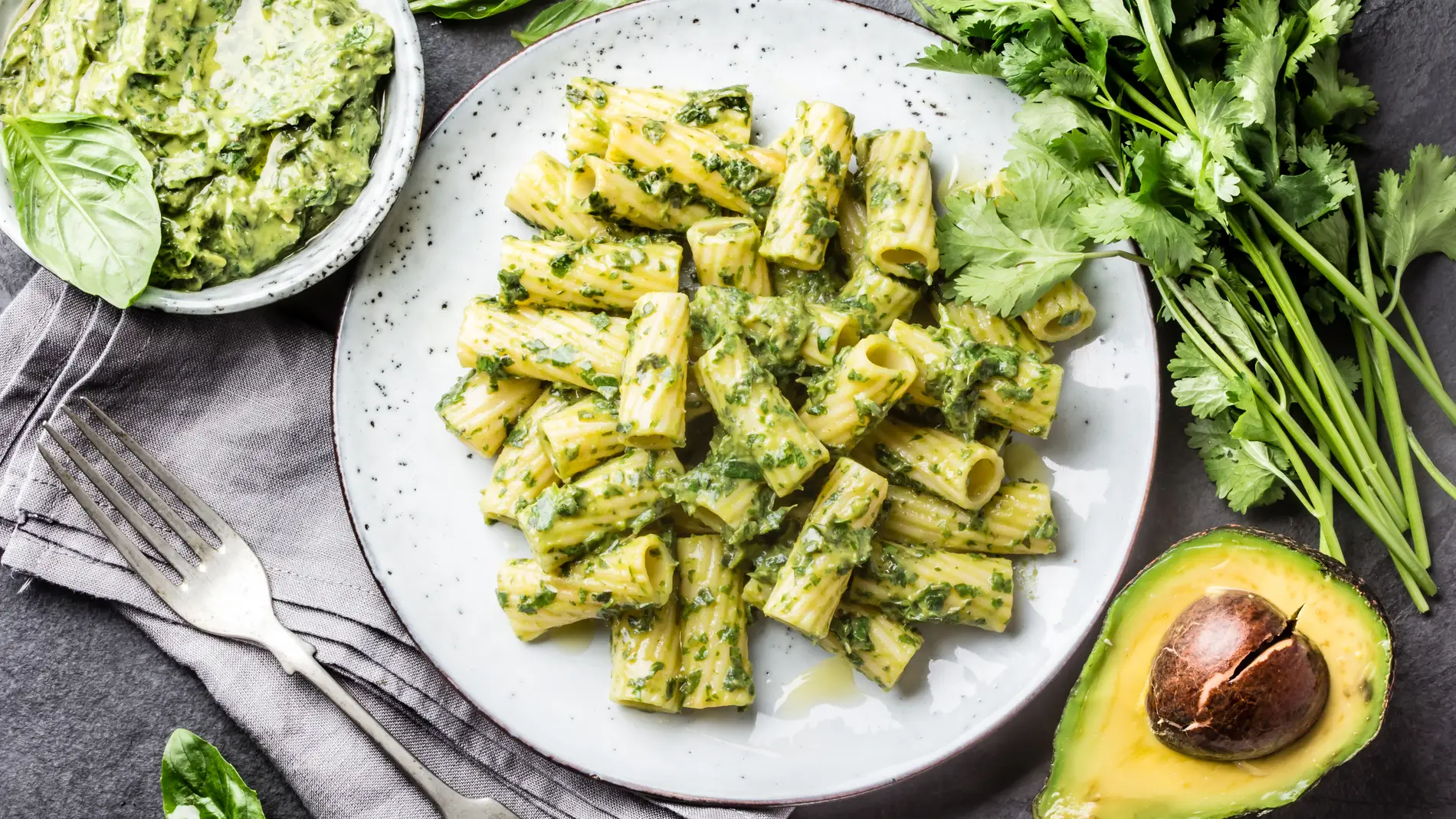 Plato de pasta con pesto de aguacate