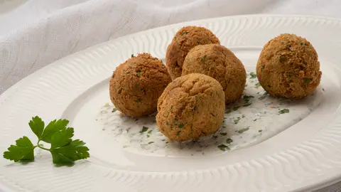 Receta de bolitas de falafel con salsa de yogur Receta de bolitas de falafel con salsa de yogur