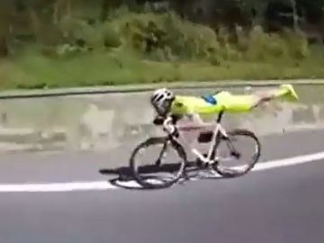 La espectacular y temerosa bajada de un ciclista que sorprende al ciclismo