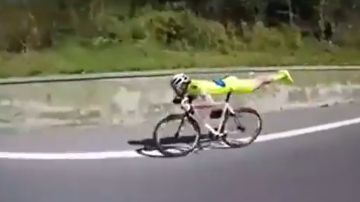 La espectacular y temerosa bajada de un ciclista que sorprende al ciclismo