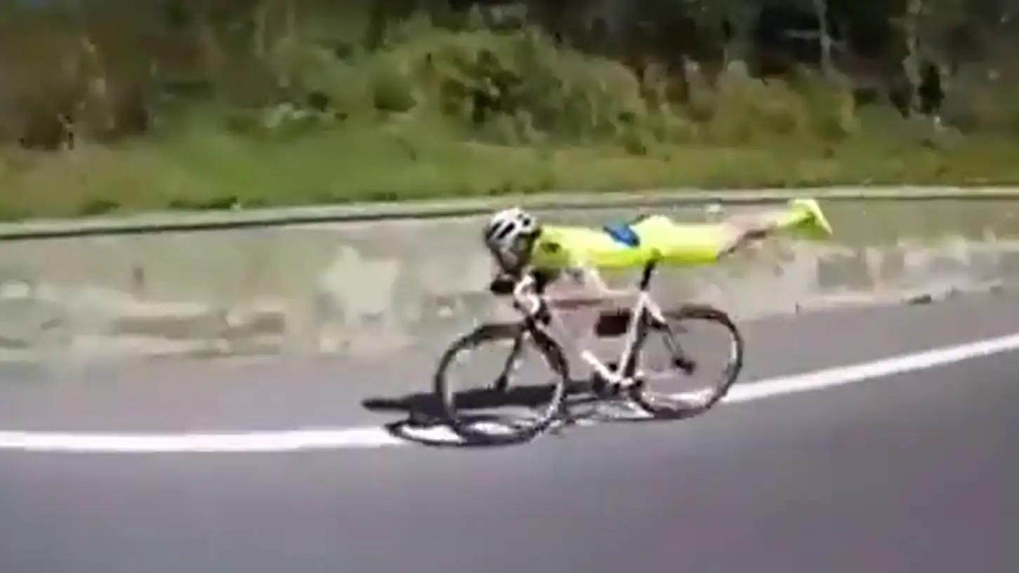 La espectacular y temerosa bajada de un ciclista que sorprende al ciclismo La espectacular y temerosa bajada de un ciclista que sorprende al ciclismo