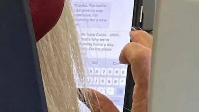 Un viajero lee el mensaje de una mujer diciendo que es positivo a bordo de un avión: "Tenemos Covid... shhh" Un viajero lee el mensaje de una mujer diciendo que es positivo a bordo de un avión: "Tenemos Covid... shhh"