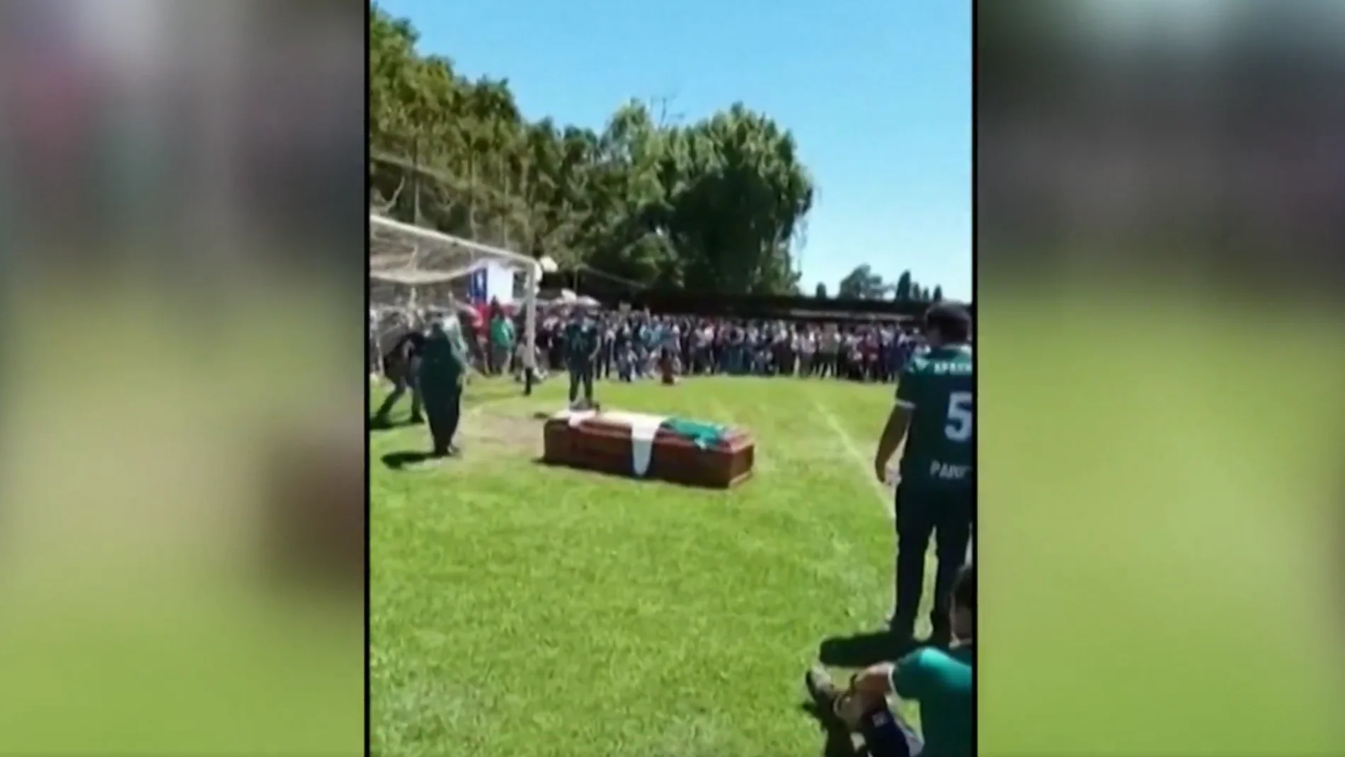 Un equipo chileno despide a uno de sus jugadores fallecidos ayudándole a marcar un gol desde el ataúd