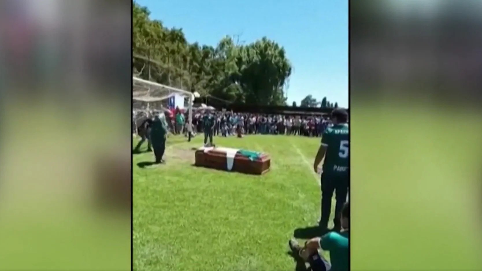 Un equipo chileno despide a uno de sus jugadores fallecidos ayud&aacute;ndole a marcar un gol desde el ata&uacute;d