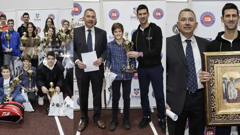 Djokovic acudió a un acto sin mascarilla un día después de dar positivo en covid Djokovic acudió a un acto sin mascarilla un día después de dar positivo en covid