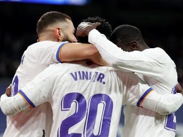 Benzema y Vinicius se gustan en la segunda parte y golean al Valencia en el Bernabéu