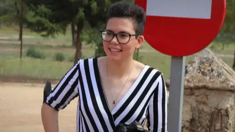 Injurias en páginas de citas y carteles con insultos en la calle: así fue el calvario que llevó a Nieves al suicidio Injurias en páginas de citas y carteles con insultos en la calle: así fue el calvario que llevó a Nieves al suicidio